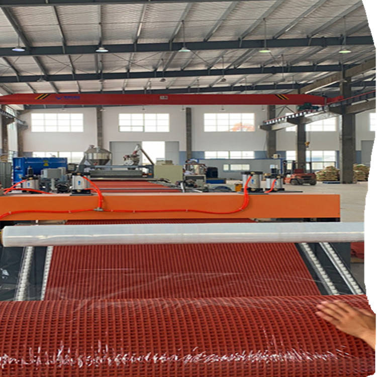 預制型塑膠跑道卷材擠出機的技術(shù)革新與應(yīng)用前景